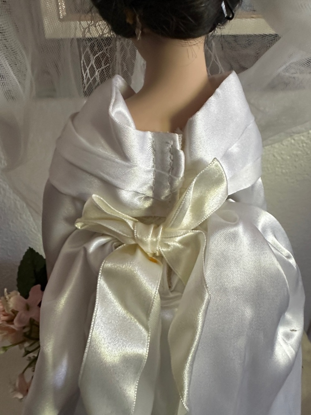 Royalton Collection - Jacqueline 1960s Porcelain Bride Doll in White Satin Gown - Picture 7 of 9